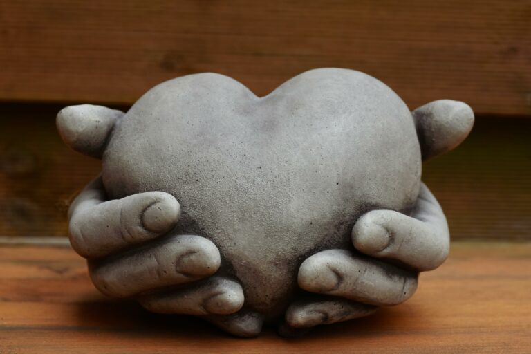 La dépendance affective c'est remettre son cœur dans les mains de l'autre