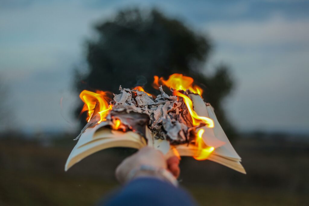 Une main tendue vers l’avant, des sigils brûlants dans l’air devant elle.