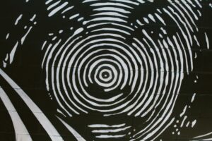 Un labyrinthe représentant une personne enfermée et bloquée