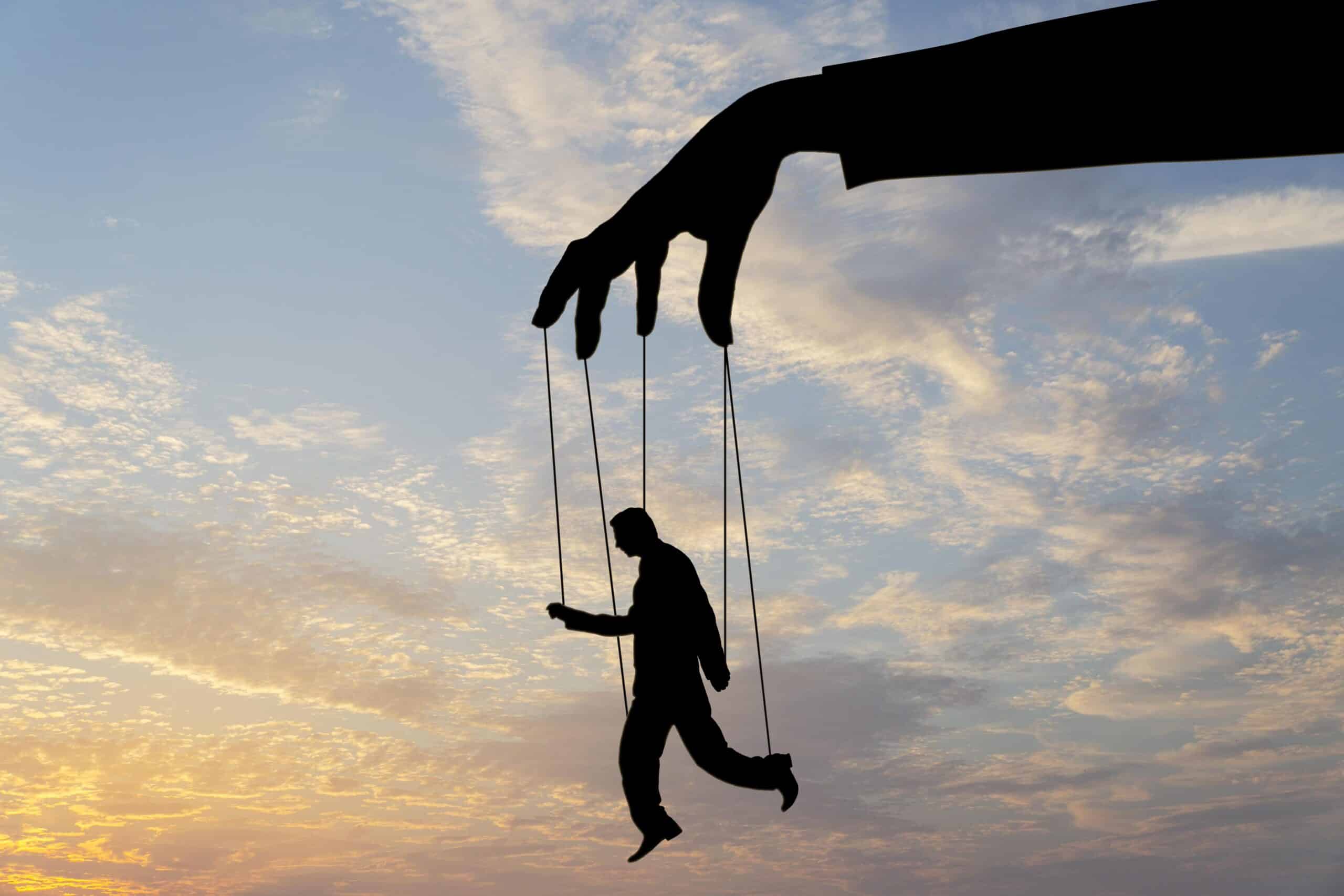 Être envoûté par quelqu’un consiste à manipuler une personne