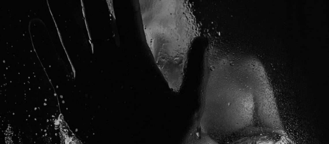 femme confrontée à une rivalité amoureuse et une situation d’infidélité
