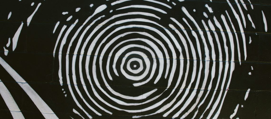 Un labyrinthe représentant une personne enfermée et bloquée