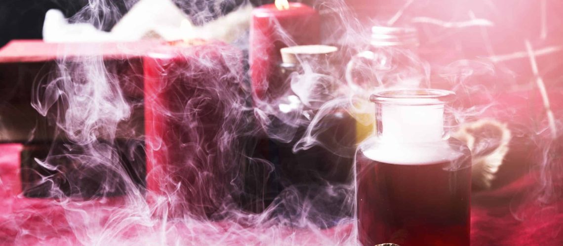 potion-rouge-et-decorations-d-halloween-en-fumee-min
