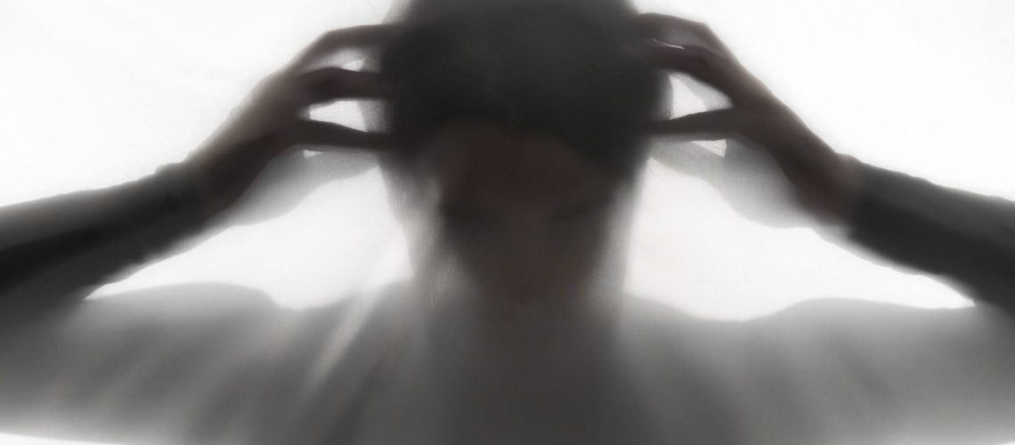 silhouette-adulte-terrifiante-en-studio(1)